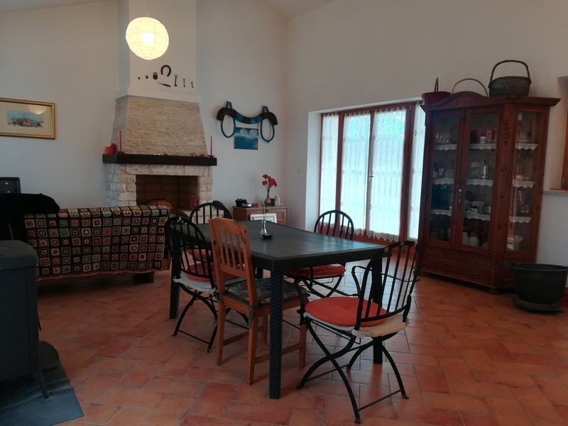 Hiša z dvema stanovanjema naprodaj v okolici Poreča. Idealna za družino ali oddajanje.