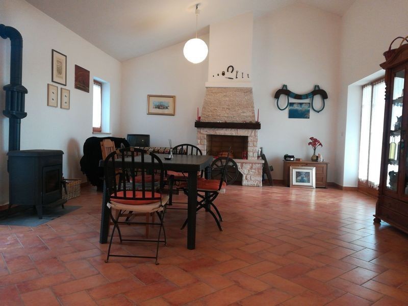 Hiša z dvema stanovanjema naprodaj v okolici Poreča. Idealna za družino ali oddajanje.