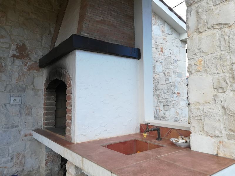 Hiša z dvema stanovanjema naprodaj v okolici Poreča. Idealna za družino ali oddajanje.