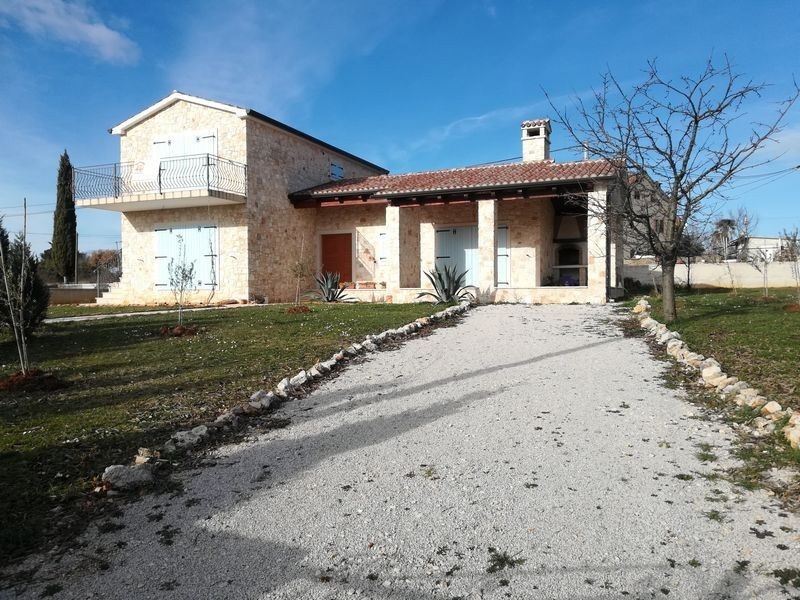 Hiša z dvema stanovanjema naprodaj v okolici Poreča. Idealna za družino ali oddajanje.