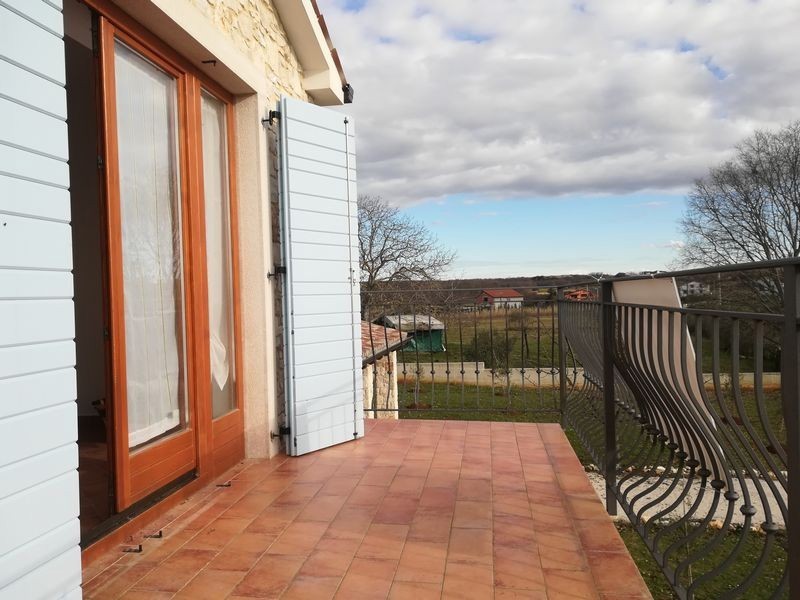 Hiša z dvema stanovanjema naprodaj v okolici Poreča. Idealna za družino ali oddajanje.