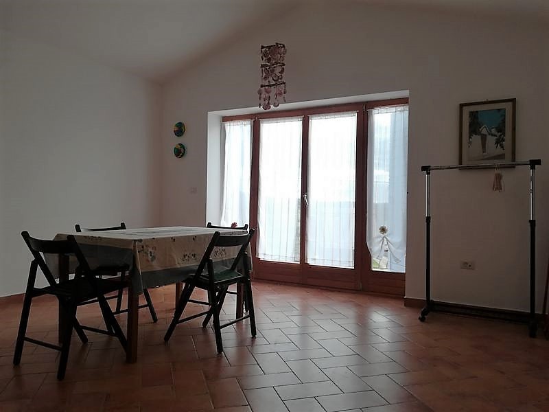 Hiša z dvema stanovanjema naprodaj v okolici Poreča. Idealna za družino ali oddajanje.