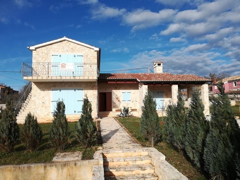 Hiša z dvema stanovanjema naprodaj v okolici Poreča. Idealna za družino ali oddajanje.