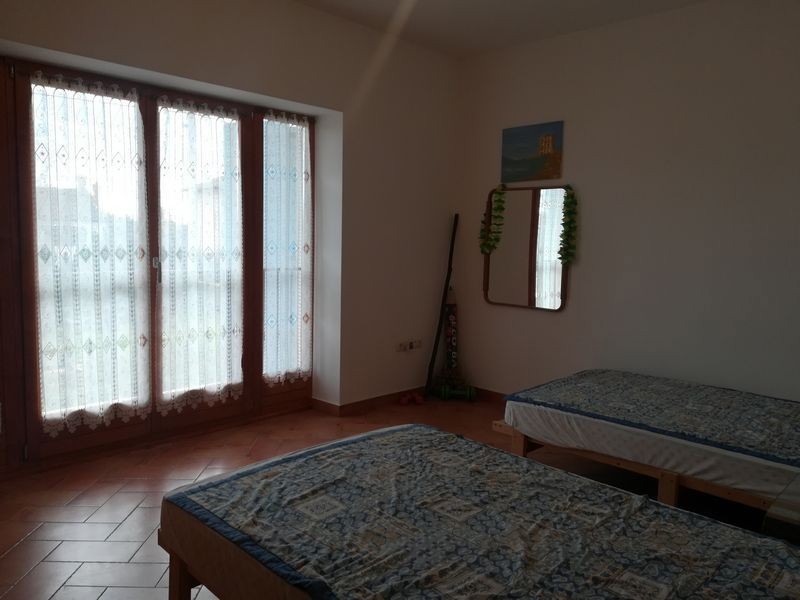 Hiša z dvema stanovanjema naprodaj v okolici Poreča. Idealna za družino ali oddajanje.