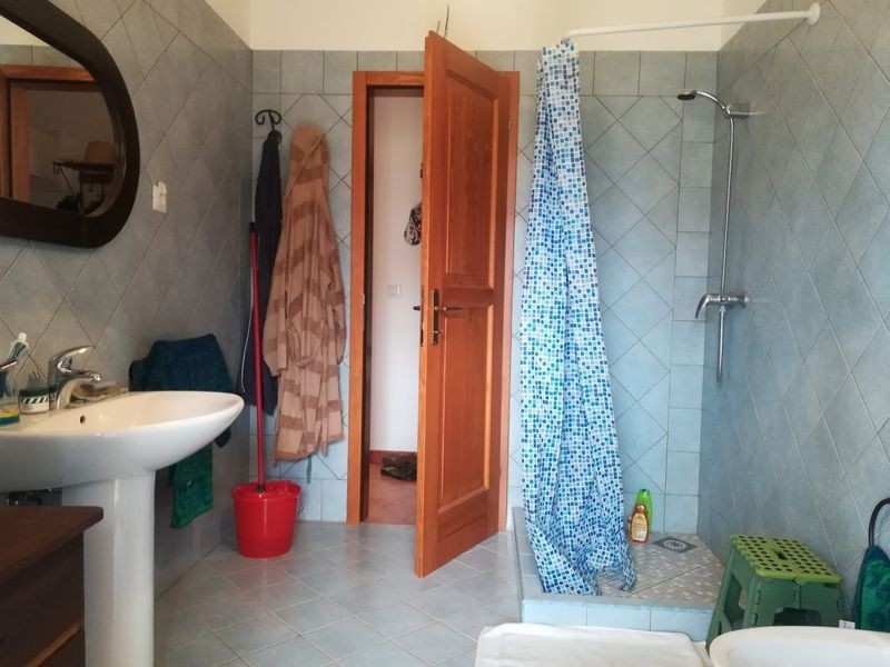 Hiša z dvema stanovanjema naprodaj v okolici Poreča. Idealna za družino ali oddajanje.