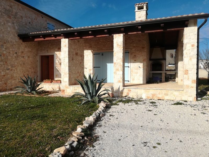 Hiša z dvema stanovanjema naprodaj v okolici Poreča. Idealna za družino ali oddajanje.