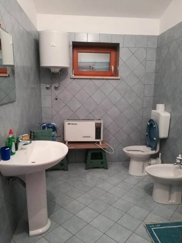 Hiša z dvema stanovanjema naprodaj v okolici Poreča. Idealna za družino ali oddajanje.