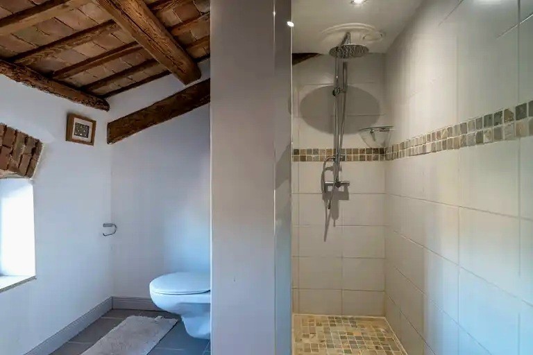 Kamna hiša za prodajo na Istri – 4 spalnice, obnovljena 2023, okolica Poreča