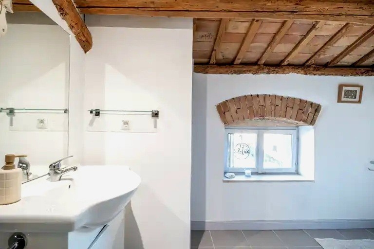 Kamna hiša za prodajo na Istri – 4 spalnice, obnovljena 2023, okolica Poreča