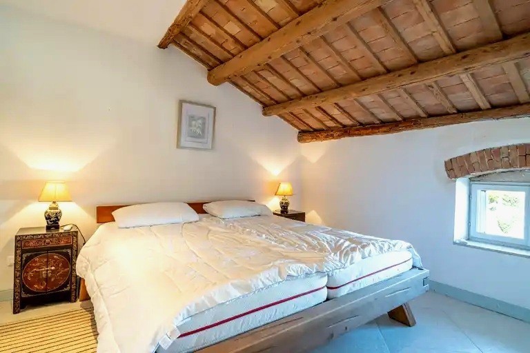 Kamna hiša za prodajo na Istri – 4 spalnice, obnovljena 2023, okolica Poreča