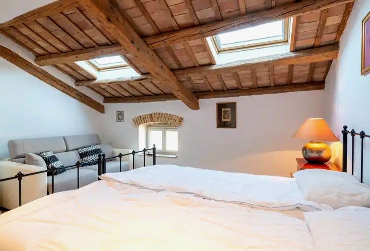 Kamna hiša za prodajo na Istri – 4 spalnice, obnovljena 2023, okolica Poreča