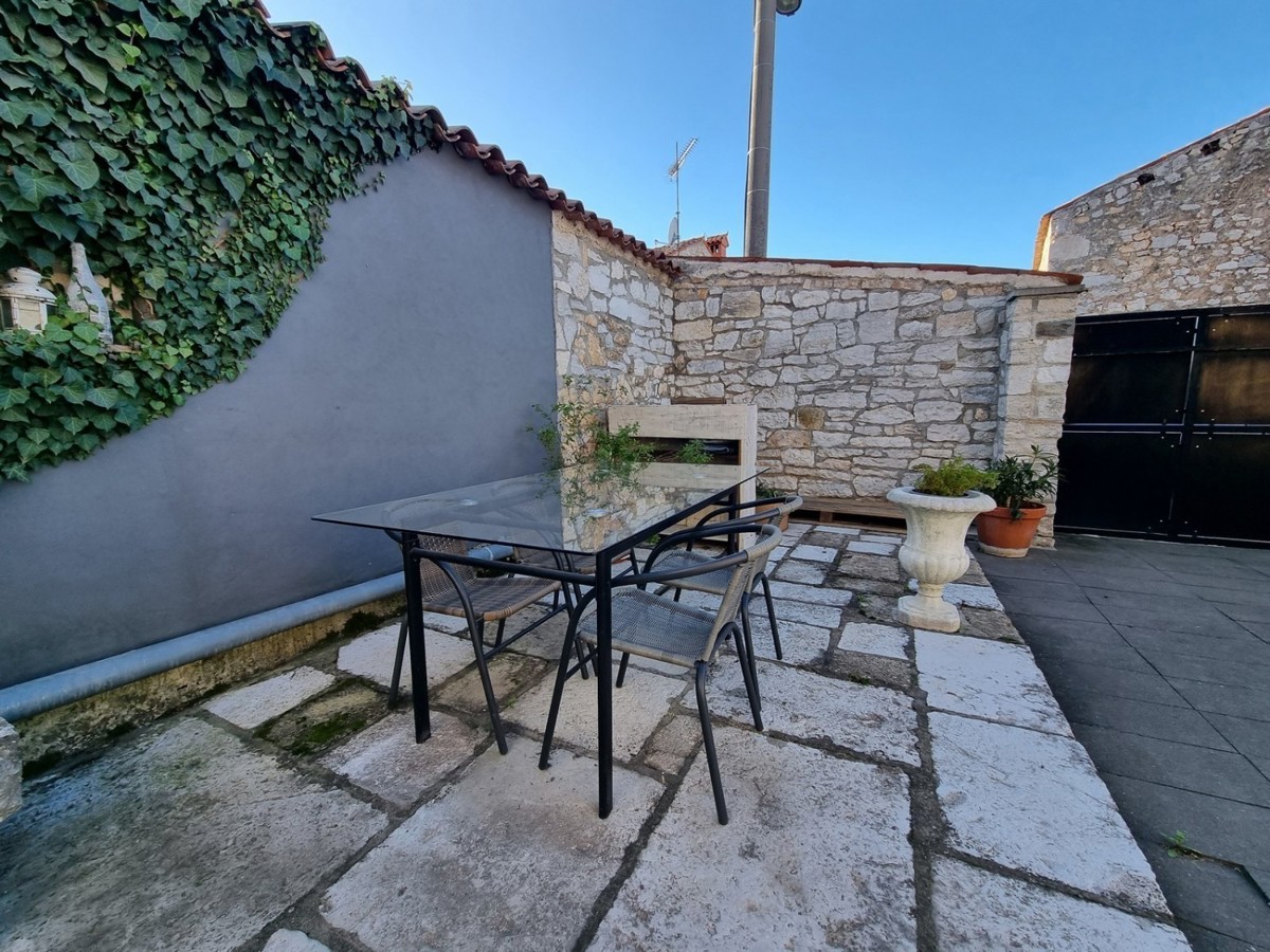 Poreč, vrstna kamnita hiša