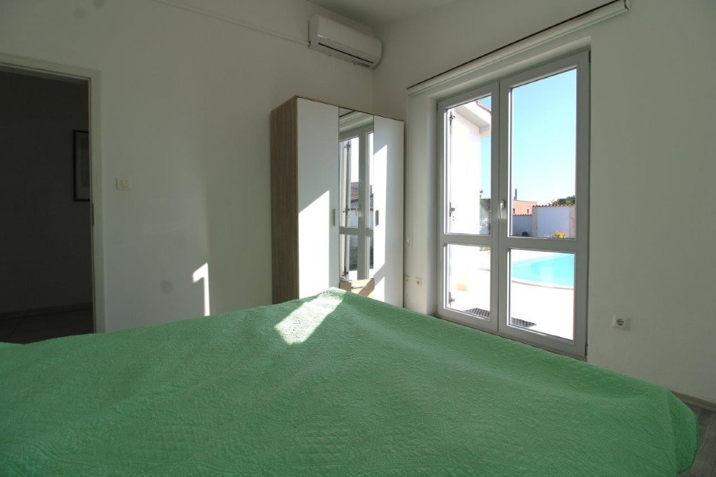 Prodaja – Mediteranska enodružinska hiša z bazenom in letno kuhinjo, v bližini Poreča
