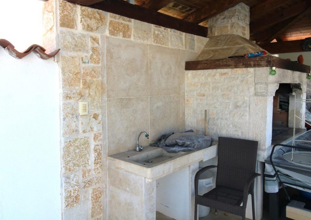 Prodaja – Mediteranska enodružinska hiša z bazenom in letno kuhinjo, v bližini Poreča