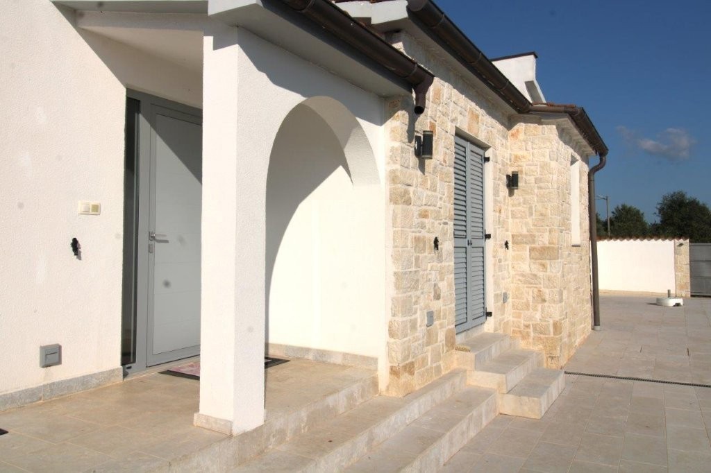 Prodaja – Mediteranska enodružinska hiša z bazenom in letno kuhinjo, v bližini Poreča