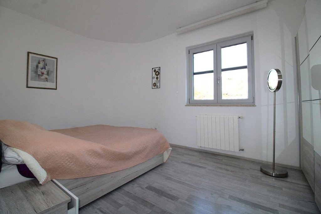 Prodaja – Mediteranska enodružinska hiša z bazenom in letno kuhinjo, v bližini Poreča