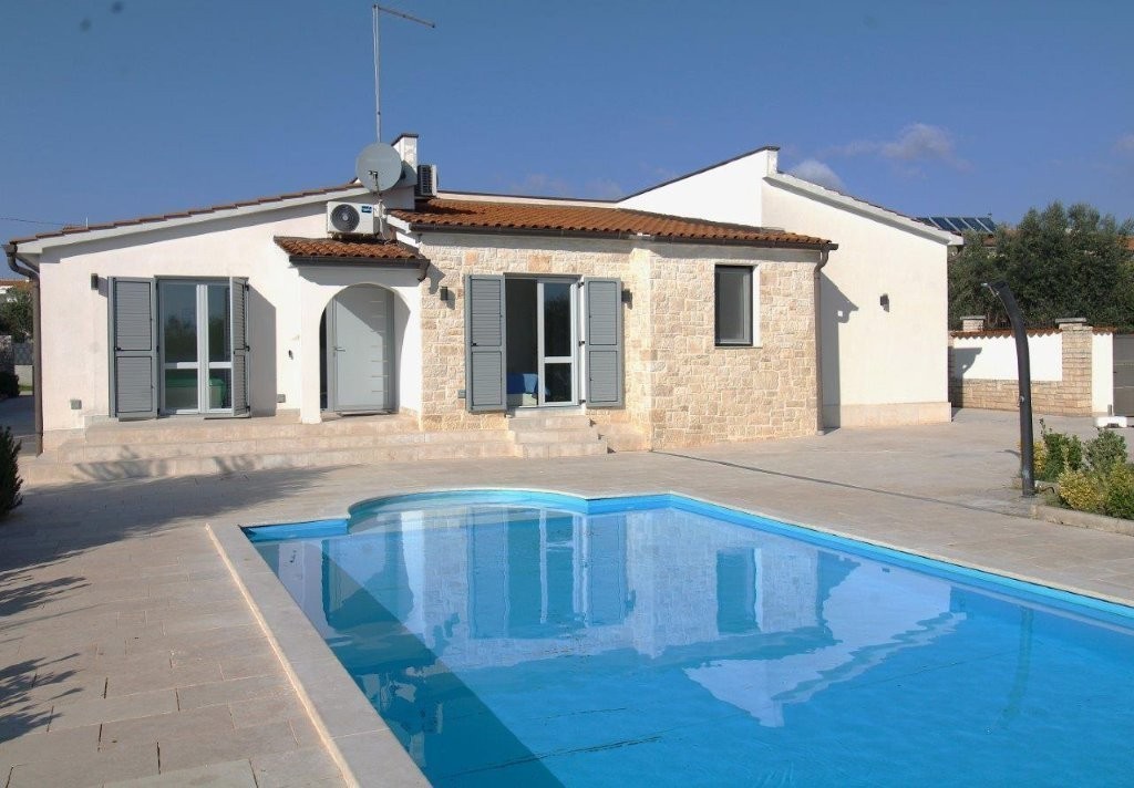 Prodaja – Mediteranska enodružinska hiša z bazenom in letno kuhinjo, v bližini Poreča