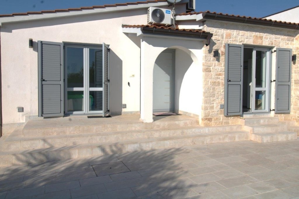 Prodaja – Mediteranska enodružinska hiša z bazenom in letno kuhinjo, v bližini Poreča