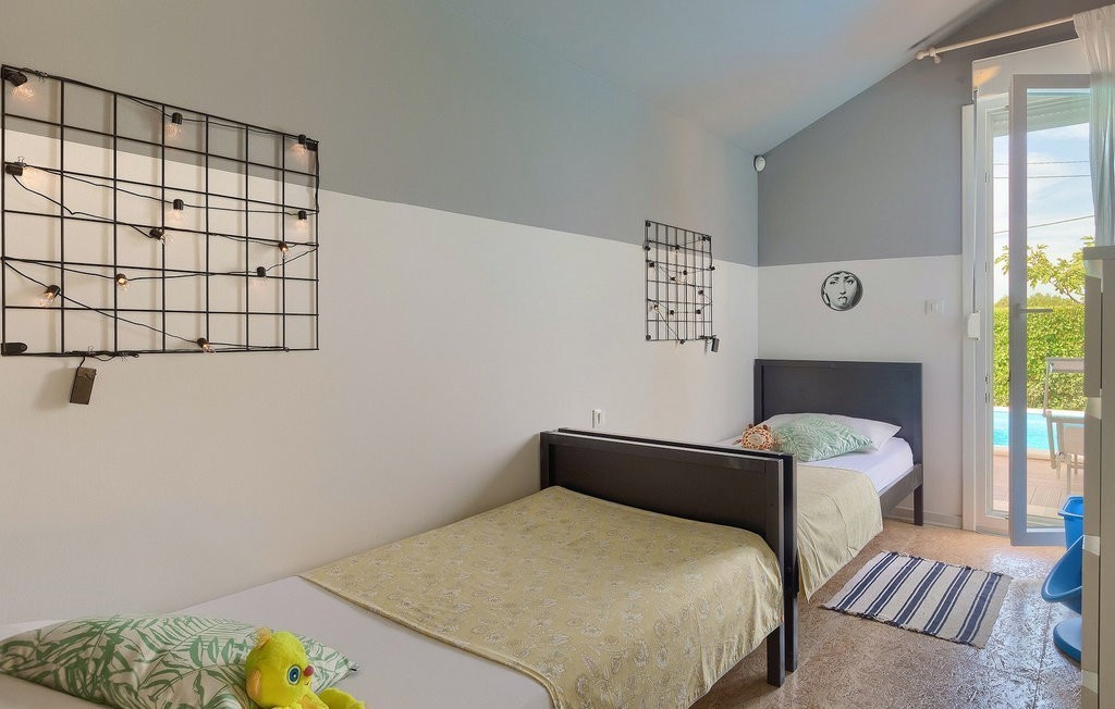 Prodaja: pritlična hiša z bazenom pri Poreču – 120 m², opremljena