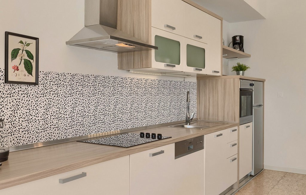 Prodaja: pritlična hiša z bazenom pri Poreču – 120 m², opremljena