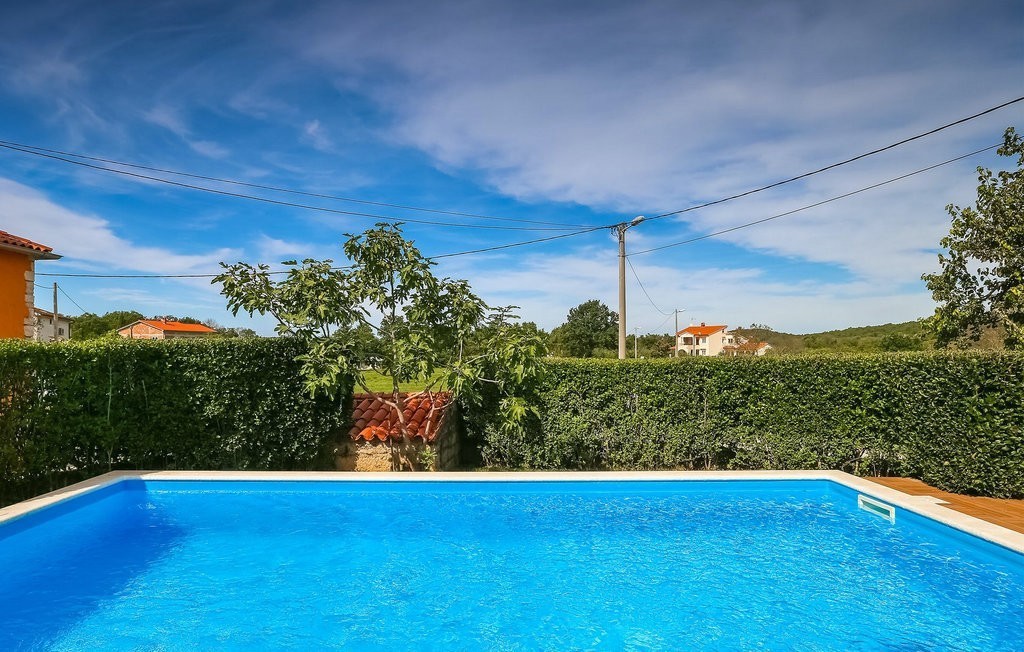 Prodaja: pritlična hiša z bazenom pri Poreču – 120 m², opremljena