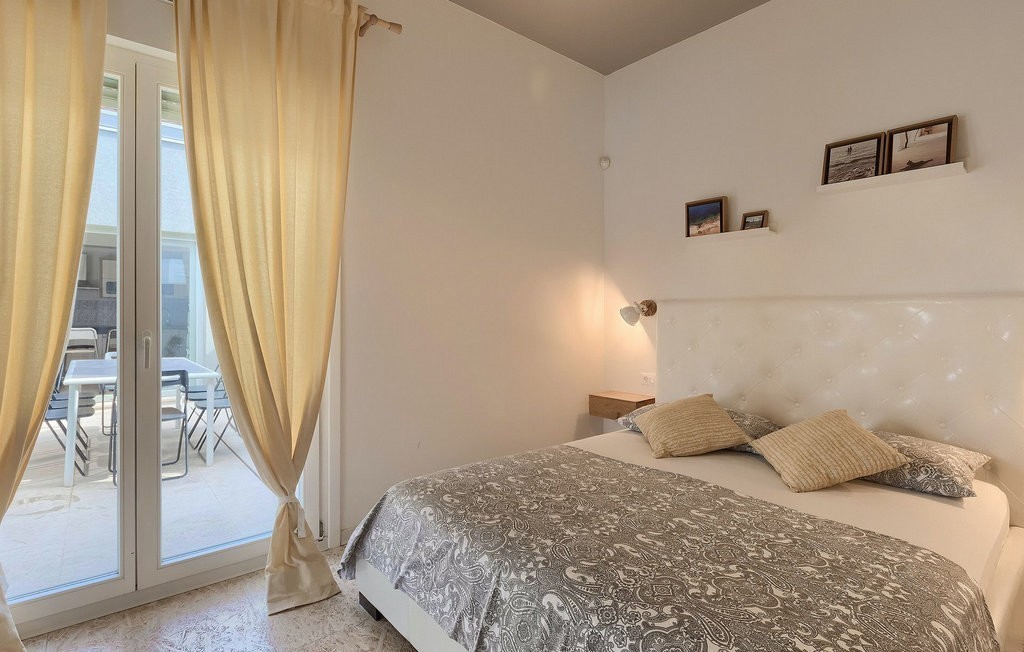 Prodaja: pritlična hiša z bazenom pri Poreču – 120 m², opremljena