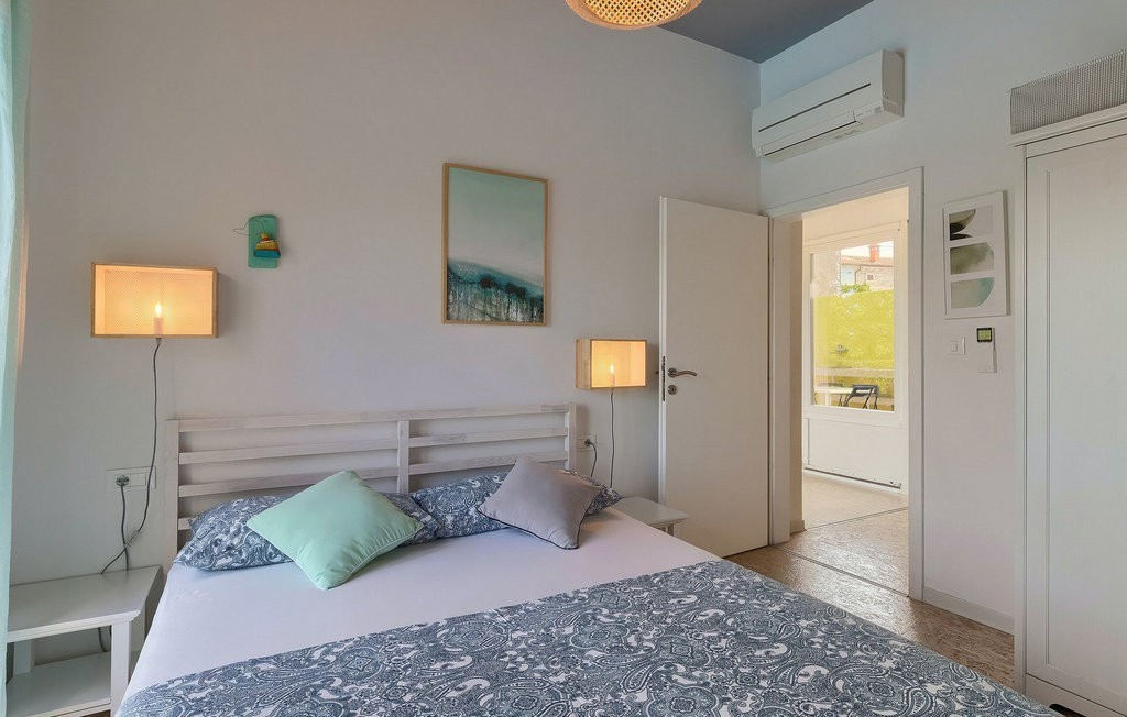 Prodaja: pritlična hiša z bazenom pri Poreču – 120 m², opremljena