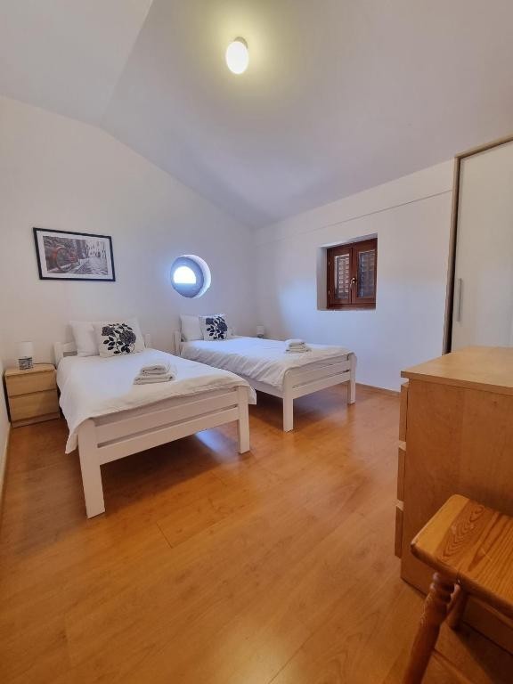 Približno 13 km od Poreča in morja, očarljiva hiša z bazenom, 3 spalnice in žarom. Prodaja se opremljena.