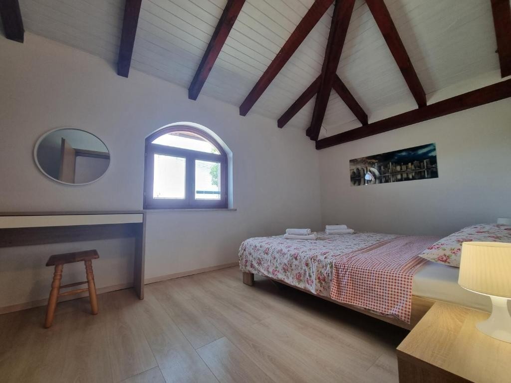 Približno 13 km od Poreča in morja, očarljiva hiša z bazenom, 3 spalnice in žarom. Prodaja se opremljena.
