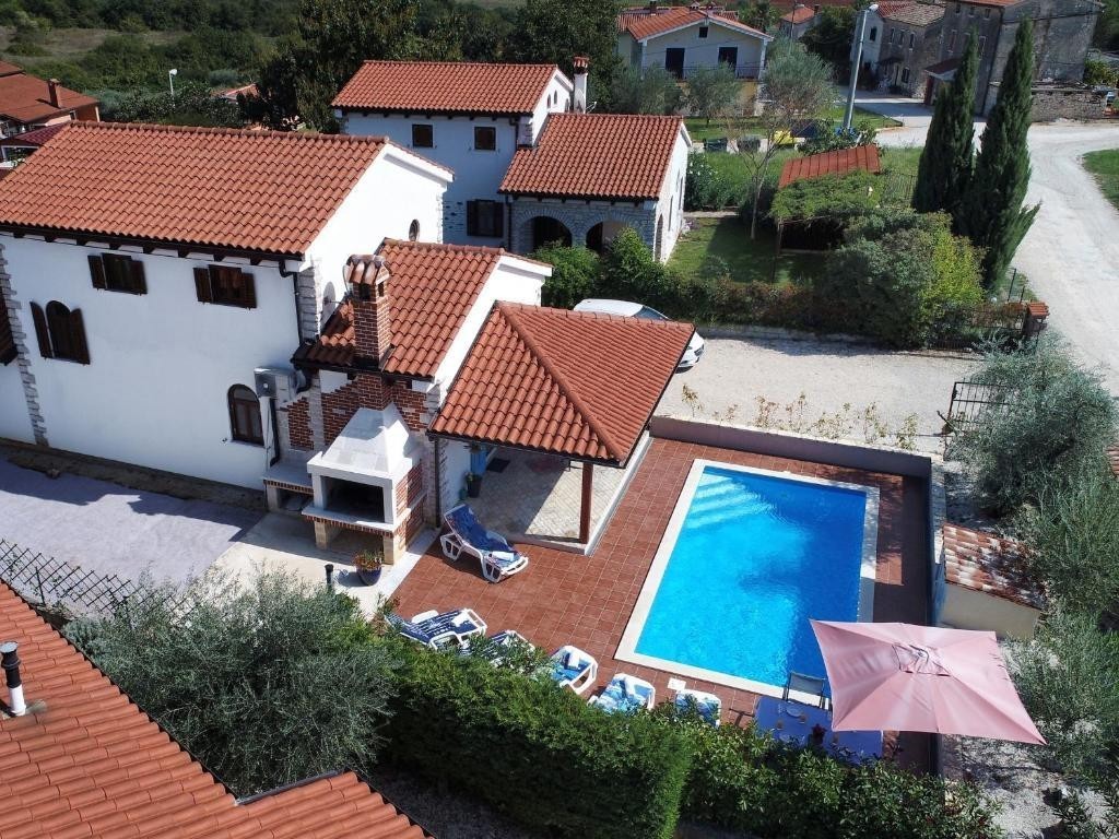 Približno 13 km od Poreča in morja, očarljiva hiša z bazenom, 3 spalnice in žarom. Prodaja se opremljena.