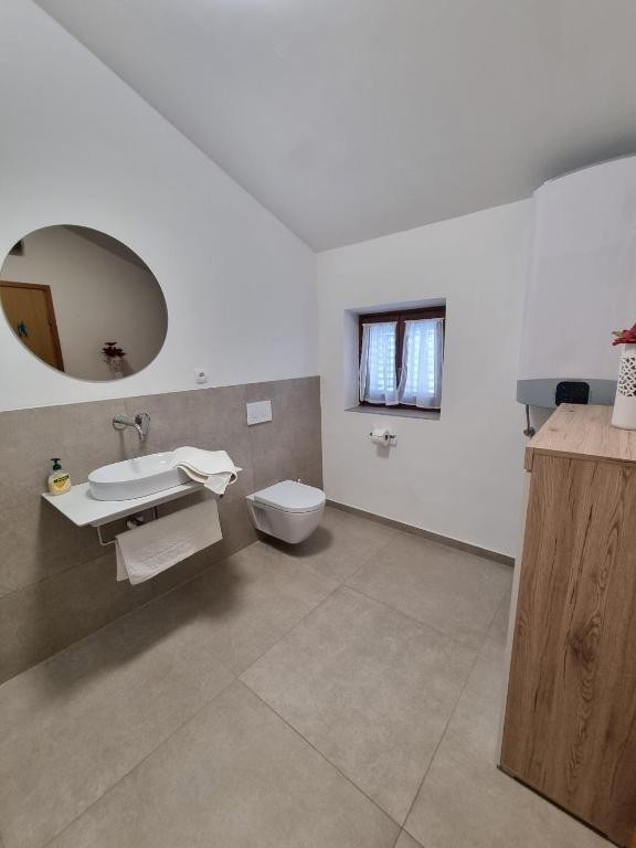 Približno 13 km od Poreča in morja, očarljiva hiša z bazenom, 3 spalnice in žarom. Prodaja se opremljena.