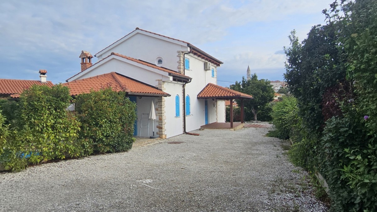 Približno 13 km od Poreča in morja, očarljiva hiša z bazenom, 3 spalnice in žarom. Prodaja se opremljena.