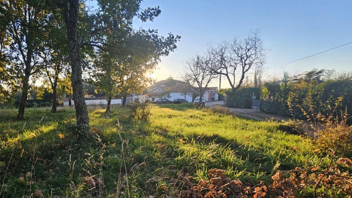 Prodaja gradbenega zemljišča 809 m² blizu Poreča s pravnomočno gradbeno dovoljenjem
