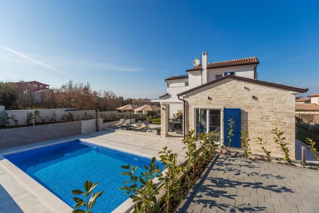 Okolica Poreča, vila sa bazenom