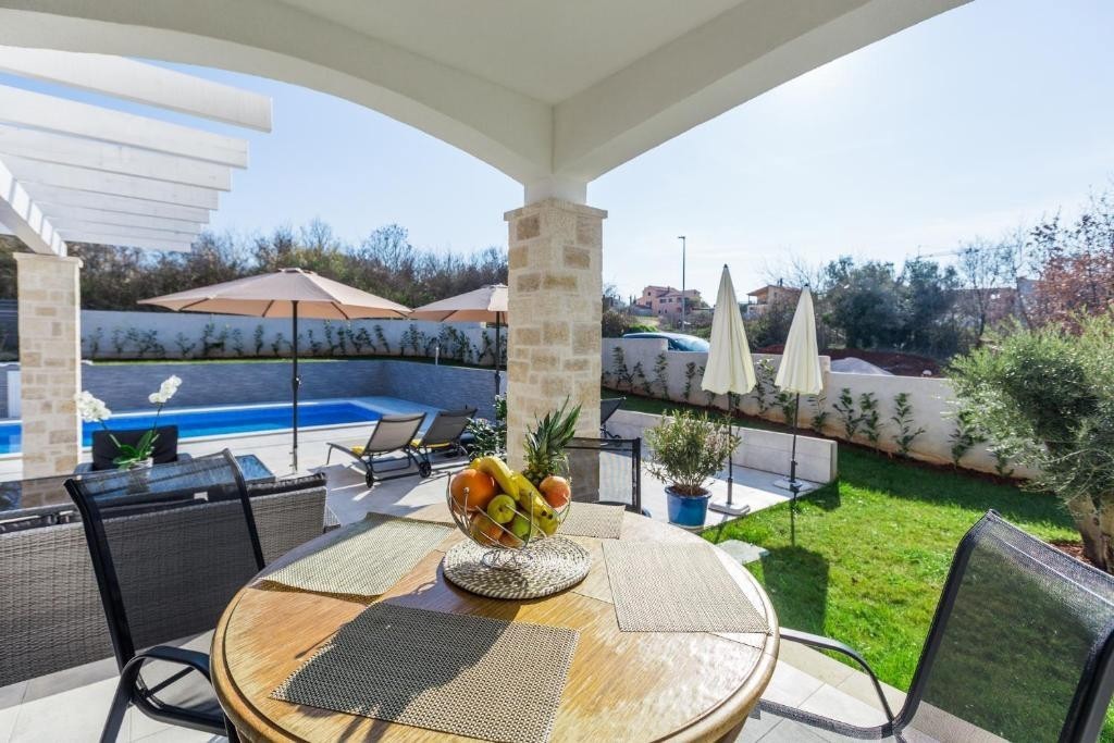 Okolica Poreča, vila sa bazenom