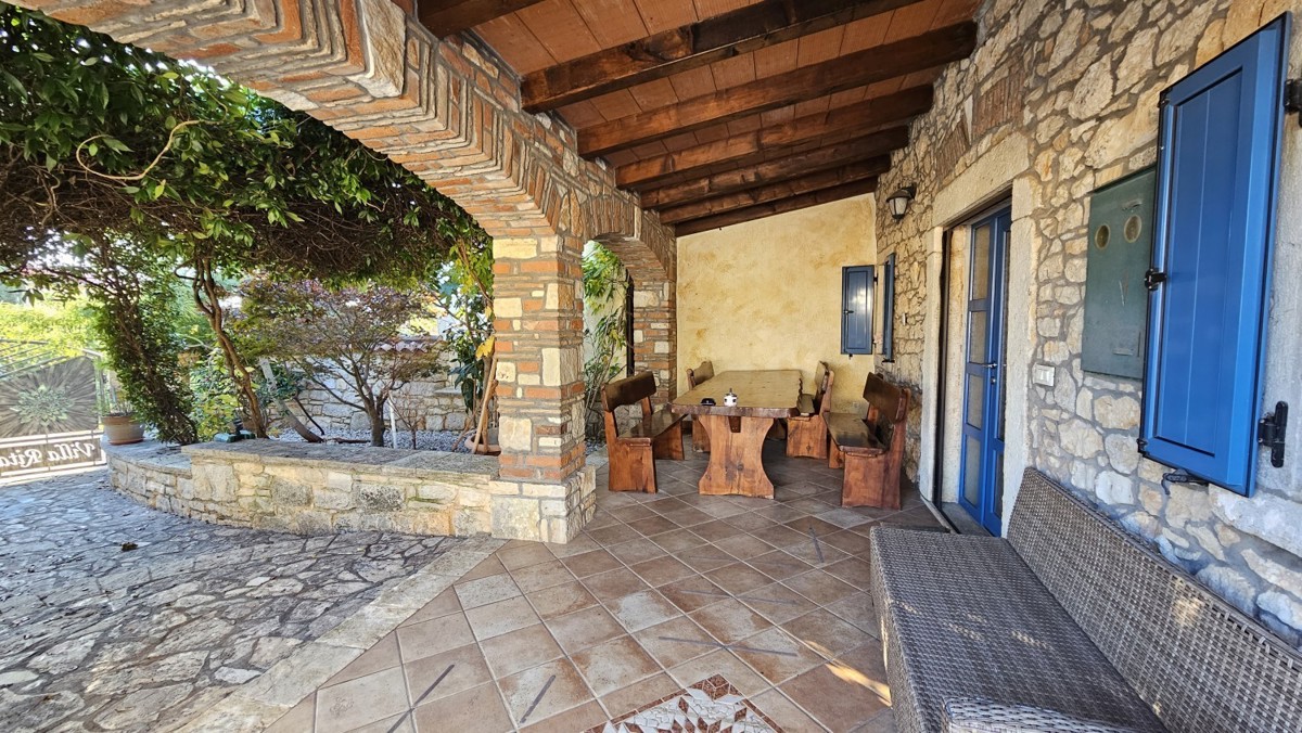 Kamnita vila z bazenom in wellnessom – okolica Poreča