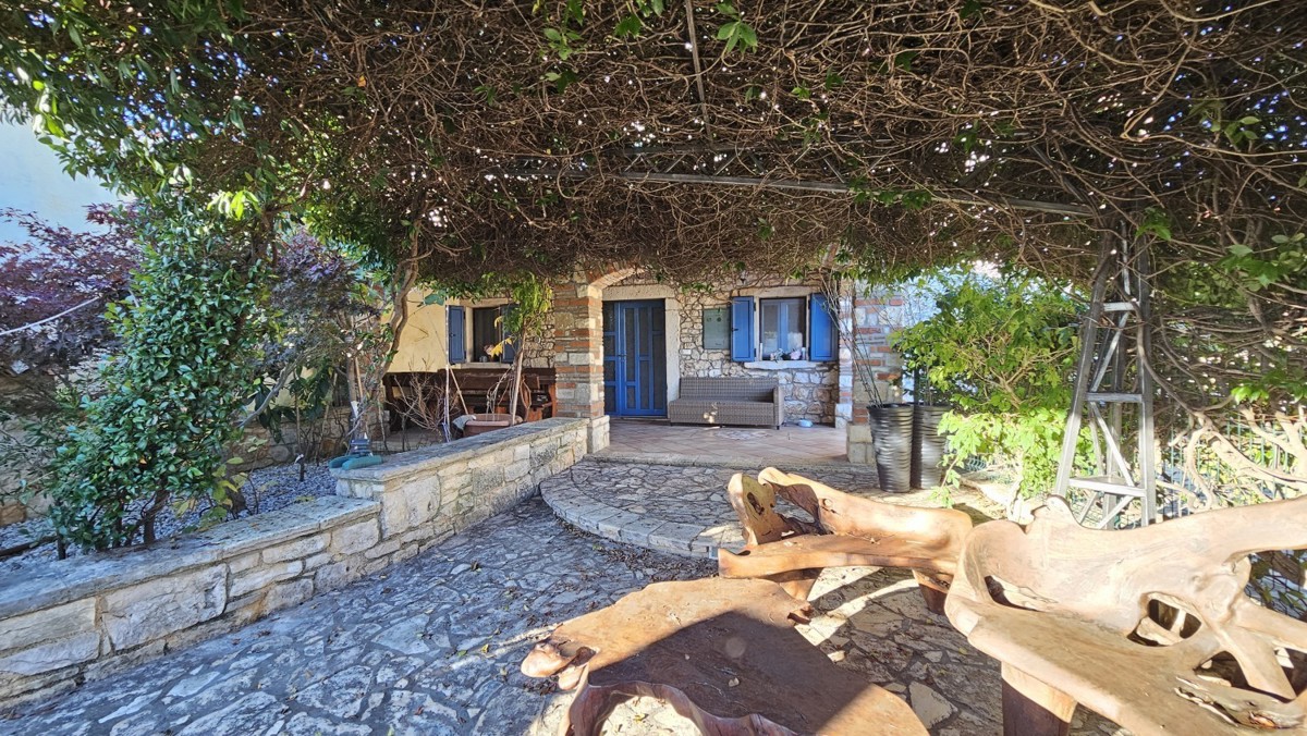 Kamnita vila z bazenom in wellnessom – okolica Poreča