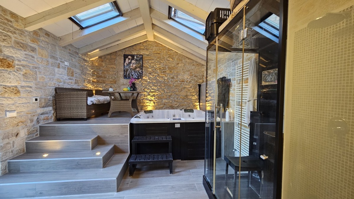 Kamnita vila z bazenom in wellnessom – okolica Poreča