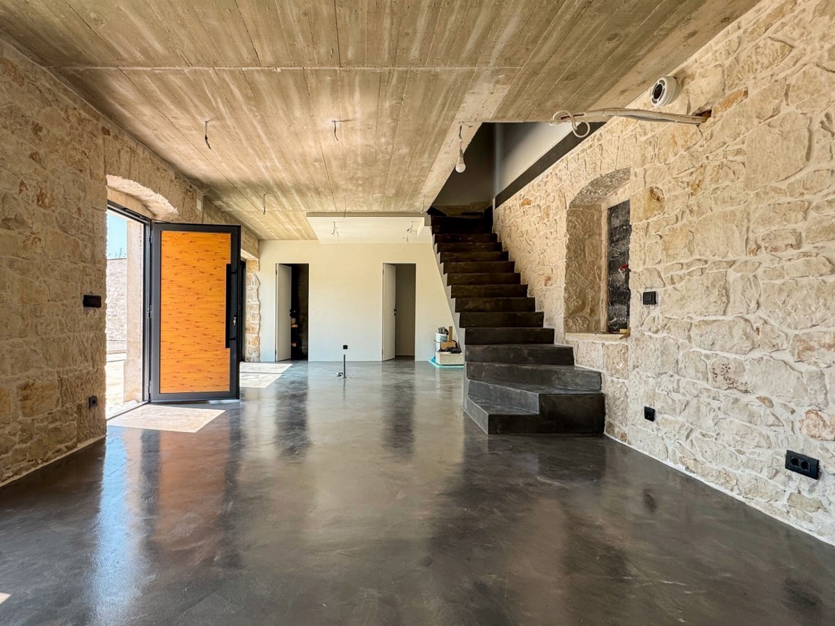 Kamnita hiša z bazenom naprodaj blizu Labina – Nepremičnine v Istri