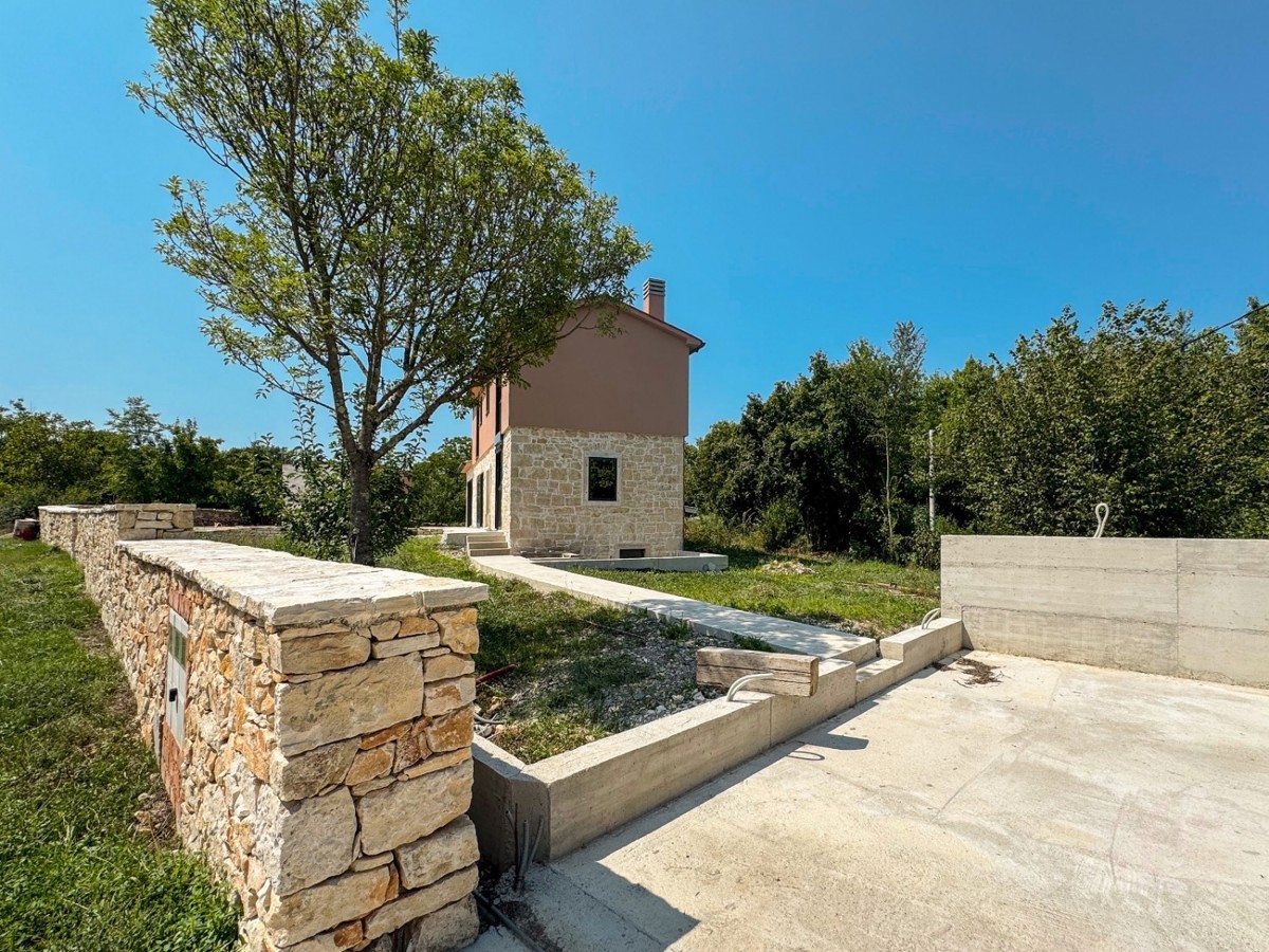 Kamnita hiša z bazenom naprodaj blizu Labina – Nepremičnine v Istri