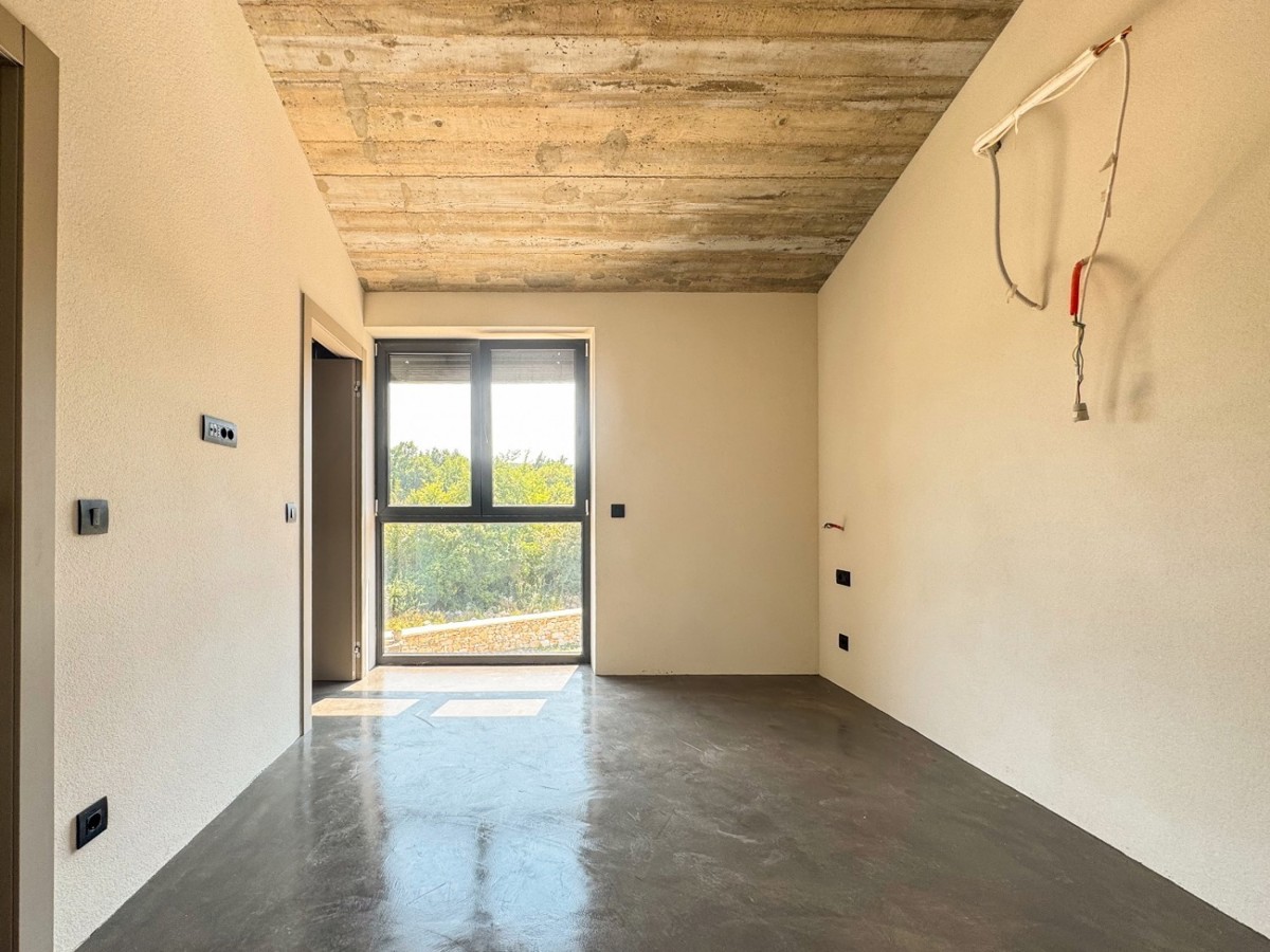 Kamnita hiša z bazenom naprodaj blizu Labina – Nepremičnine v Istri