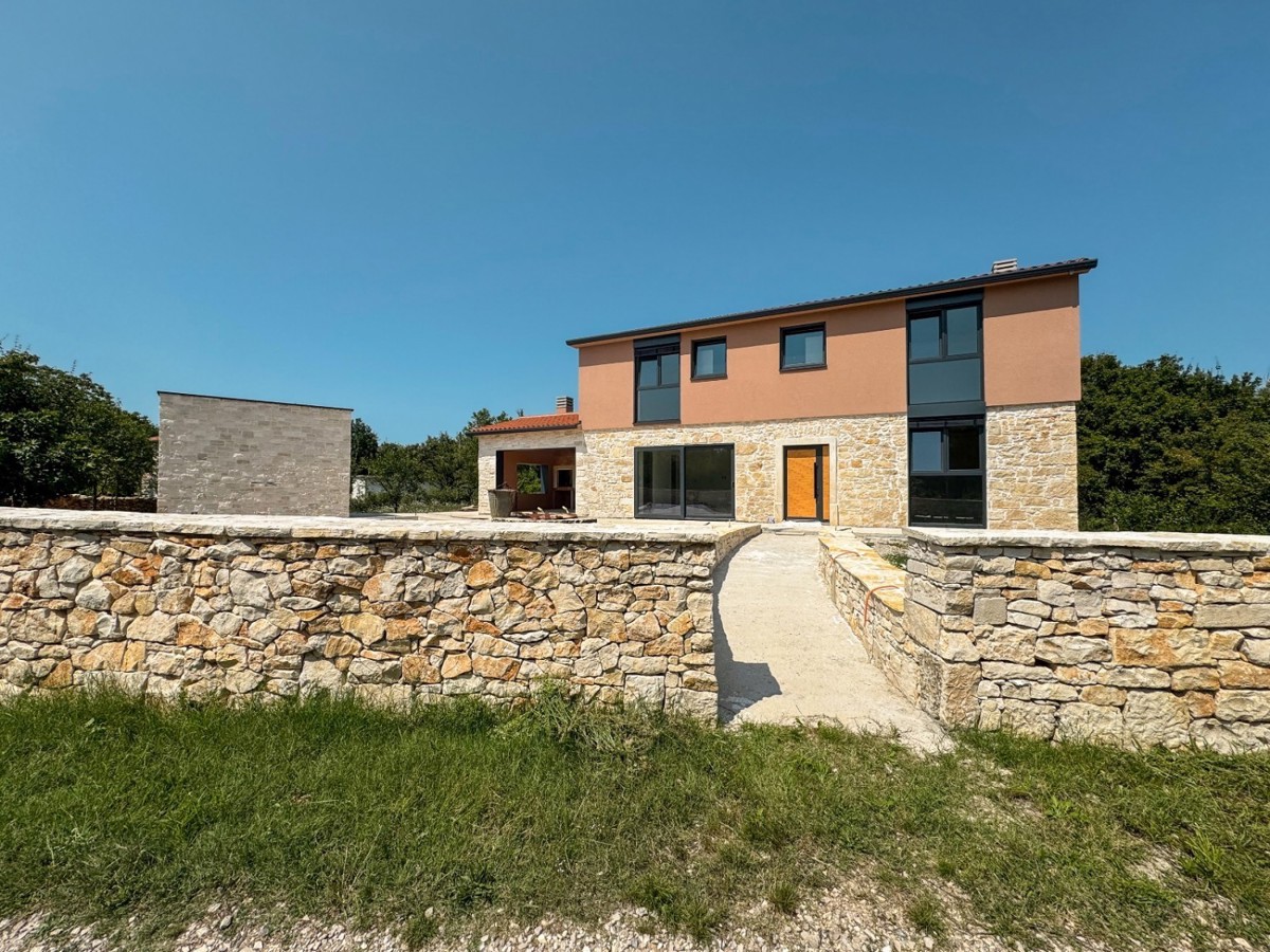 Kamnita hiša z bazenom naprodaj blizu Labina – Nepremičnine v Istri