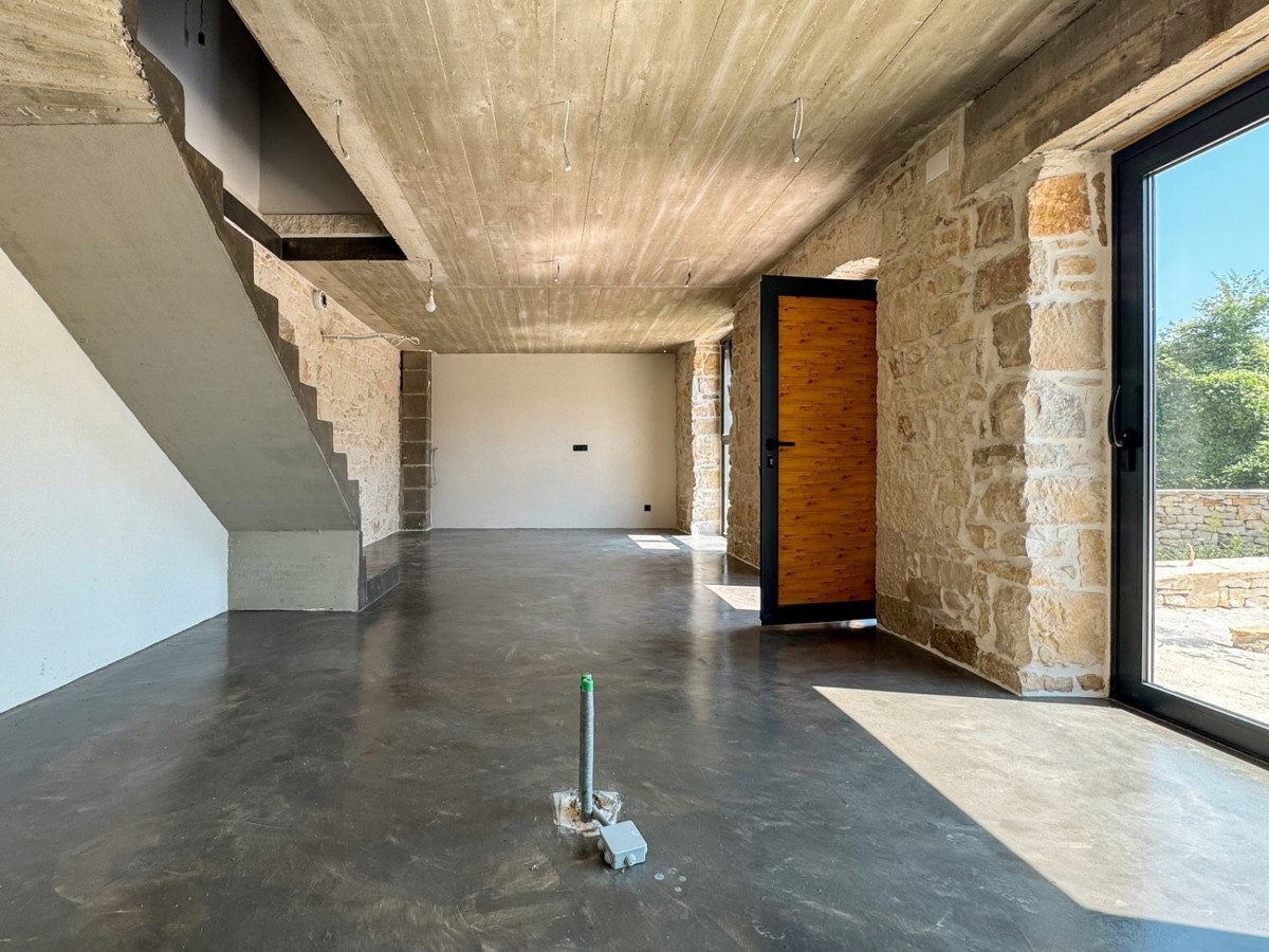 Kamnita hiša z bazenom naprodaj blizu Labina – Nepremičnine v Istri