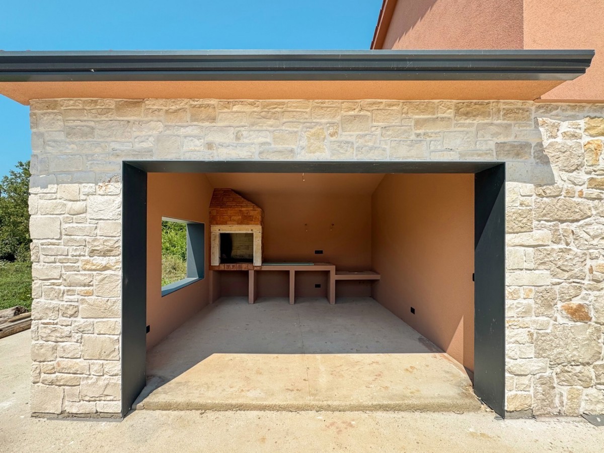 Kamnita hiša z bazenom naprodaj blizu Labina – Nepremičnine v Istri