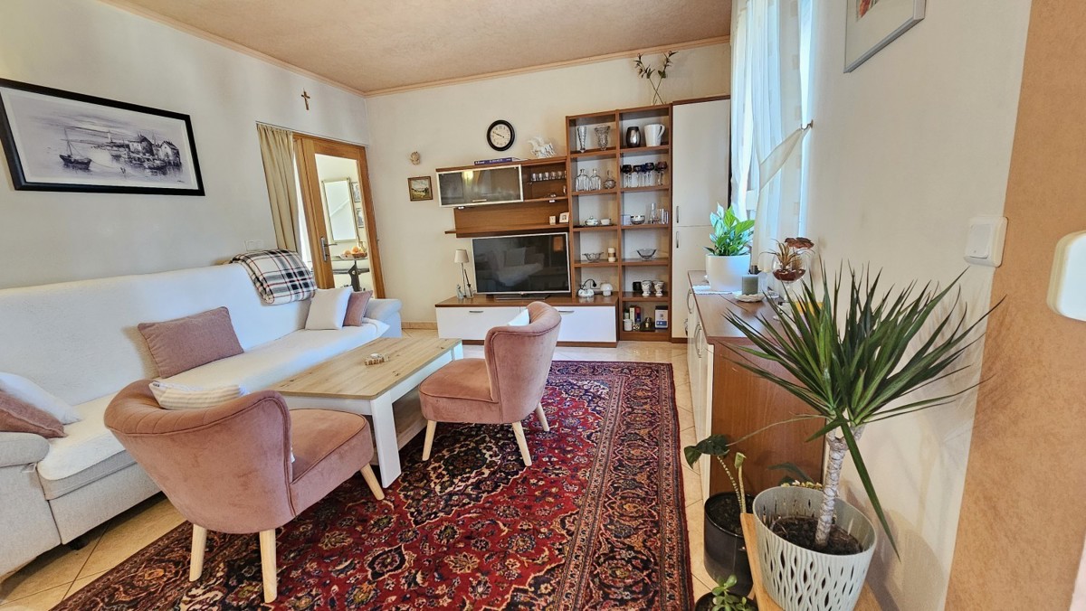 Dvojna hiša z 2 stanovanjema naprodaj v Poreču – 158 m², 4 km od mesta in morja