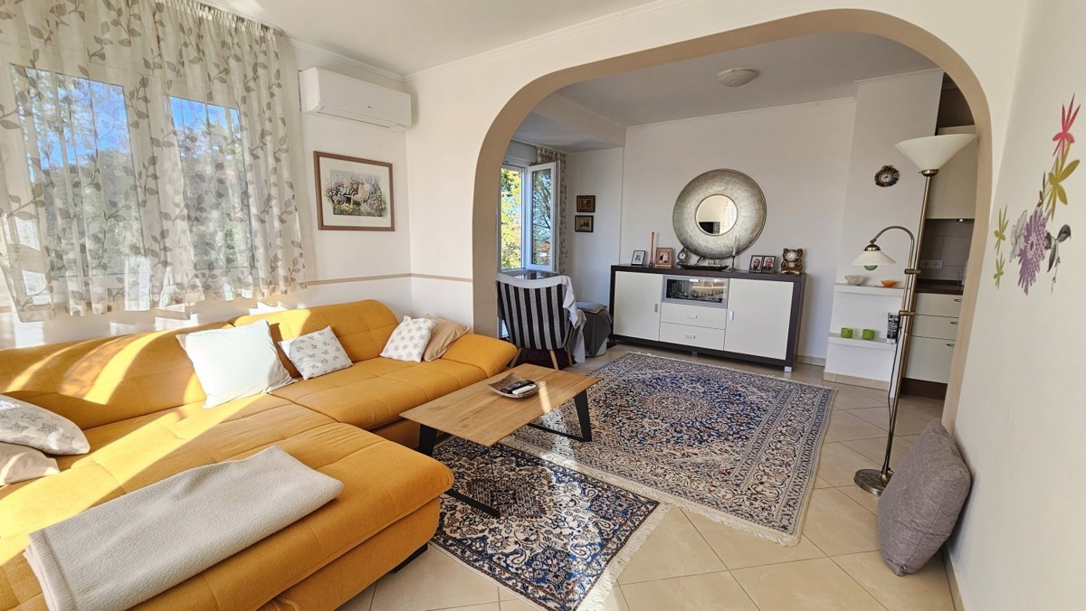 Dvojna hiša z 2 stanovanjema naprodaj v Poreču – 158 m², 4 km od mesta in morja