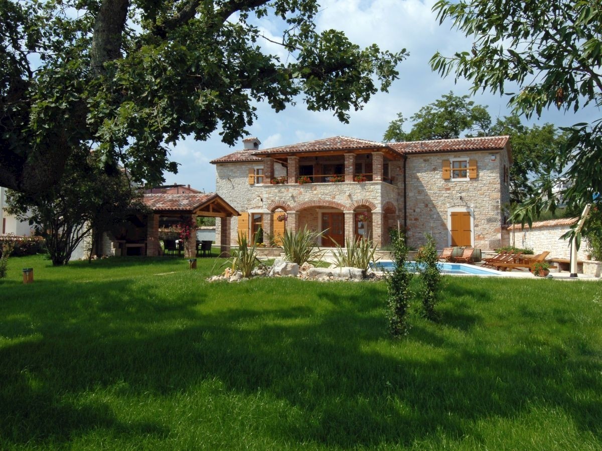 Kamnita vila z bazenom in letno kuhinjo, 14 km od Poreča – idealna za oddajo