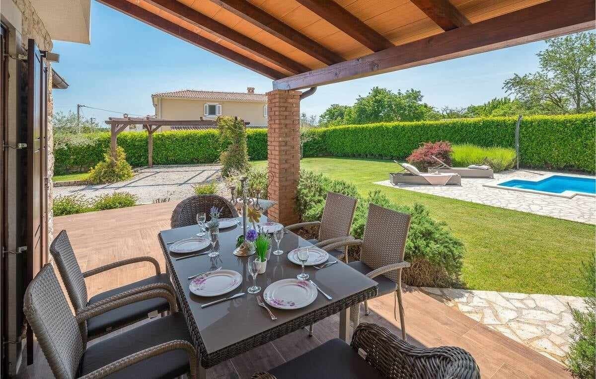 POREČ, Sveti Lovreč, okolica hiša sa bazenom