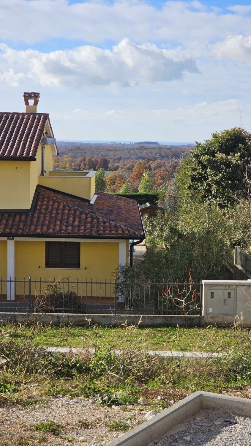Poreč, 8 km- stanovanje v pritličju 76 m2 i vrt ca 200 m2