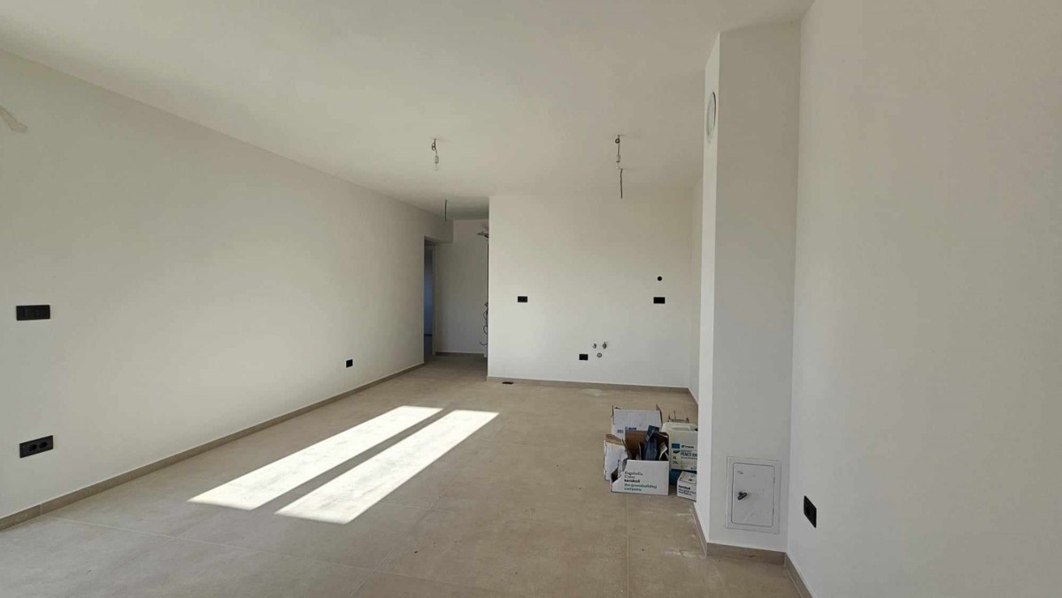 Poreč, 8 km- stanovanje v pritličju 76 m2 i vrt ca 200 m2